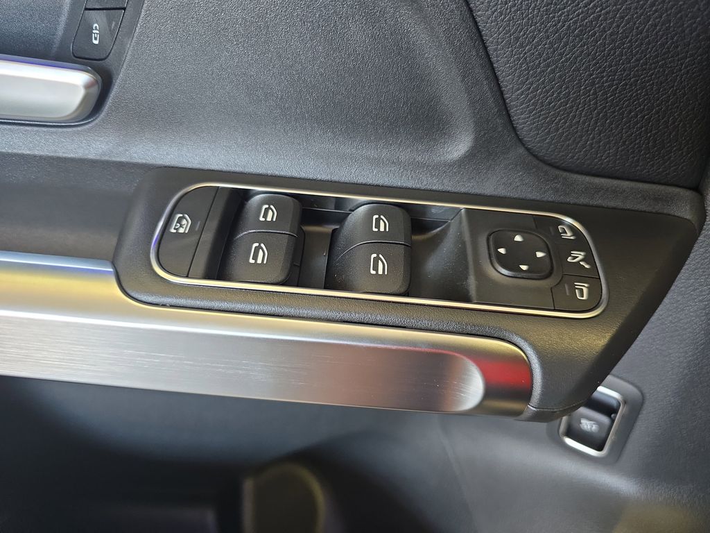2025 Mercedes Benz GLB 250 photo 25