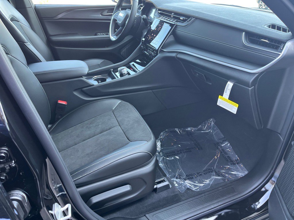 2025 Jeep Grand Cherokee Laredo Altitude photo 17
