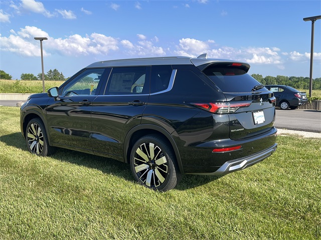 2025 Mitsubishi Outlander SEL photo 3