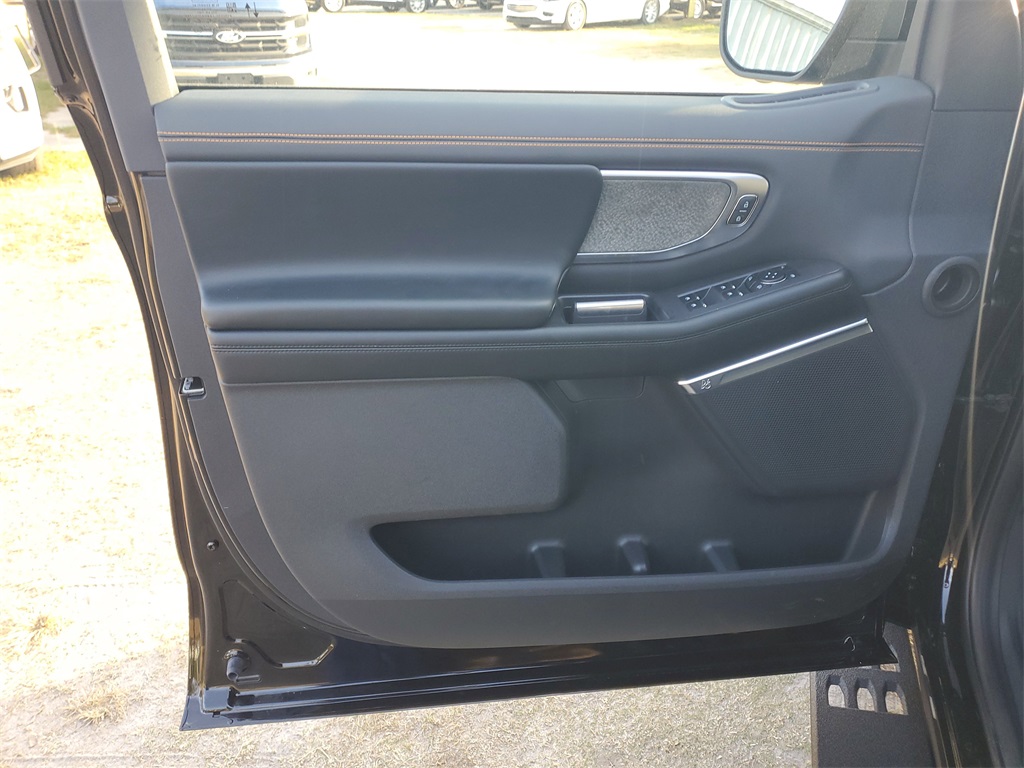 2025 Ford Expedition photo 4