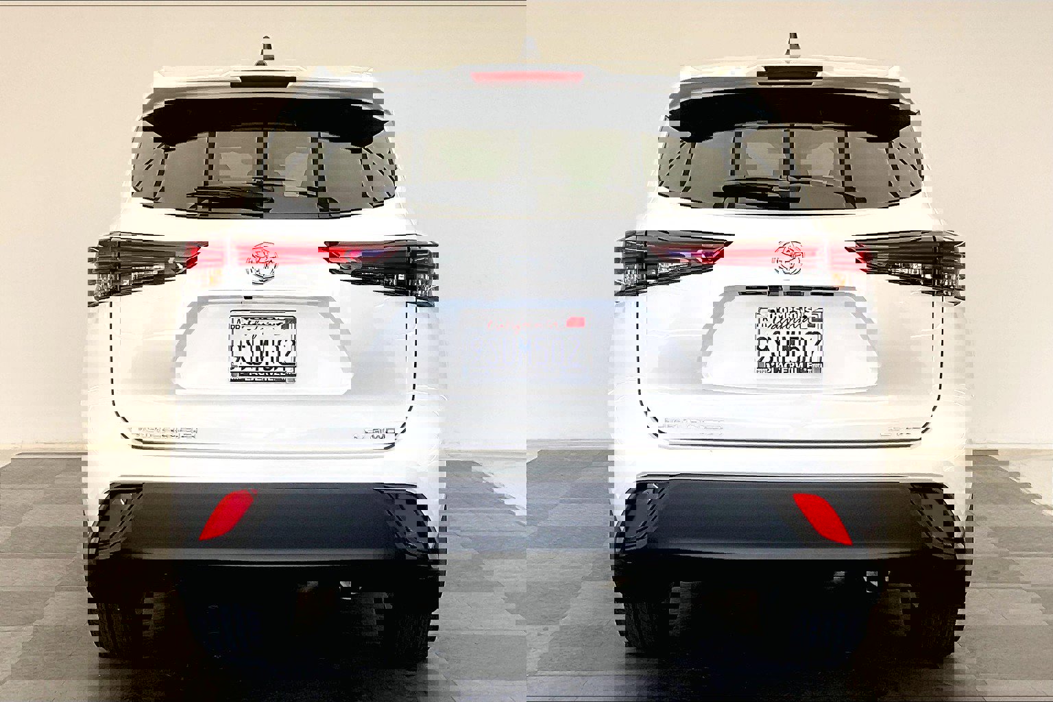 2025 Toyota Highlander LE photo 3
