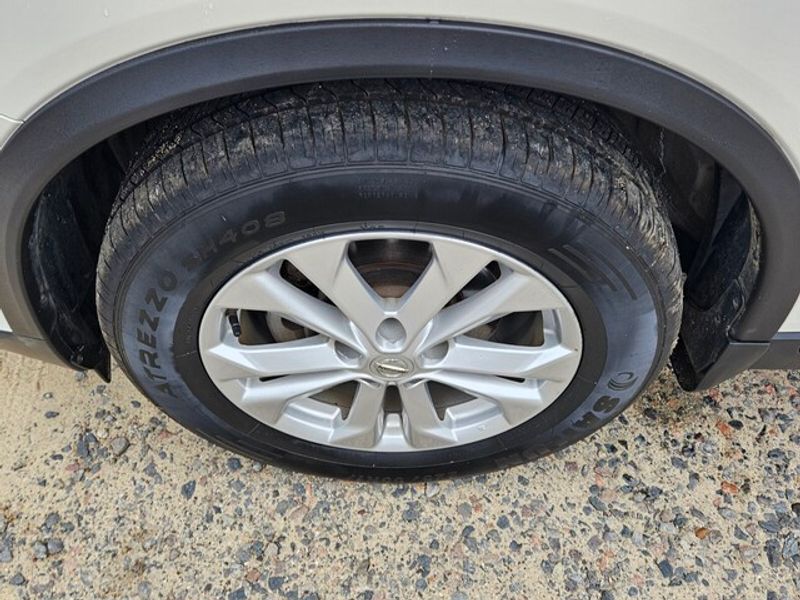 2016 Nissan Rogue SV photo 15