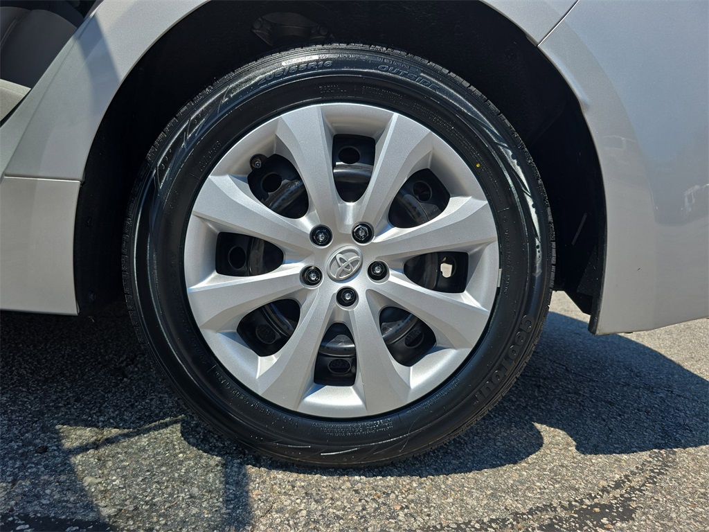 2022 Toyota Corolla LE photo 32