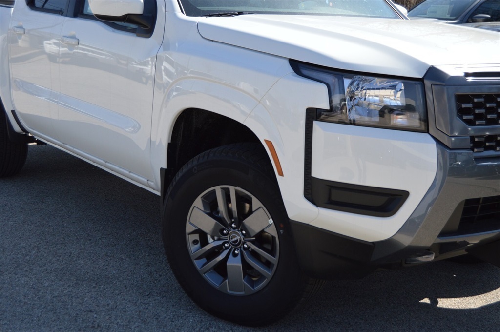 2025 Nissan Frontier Crew Cab SV photo 3