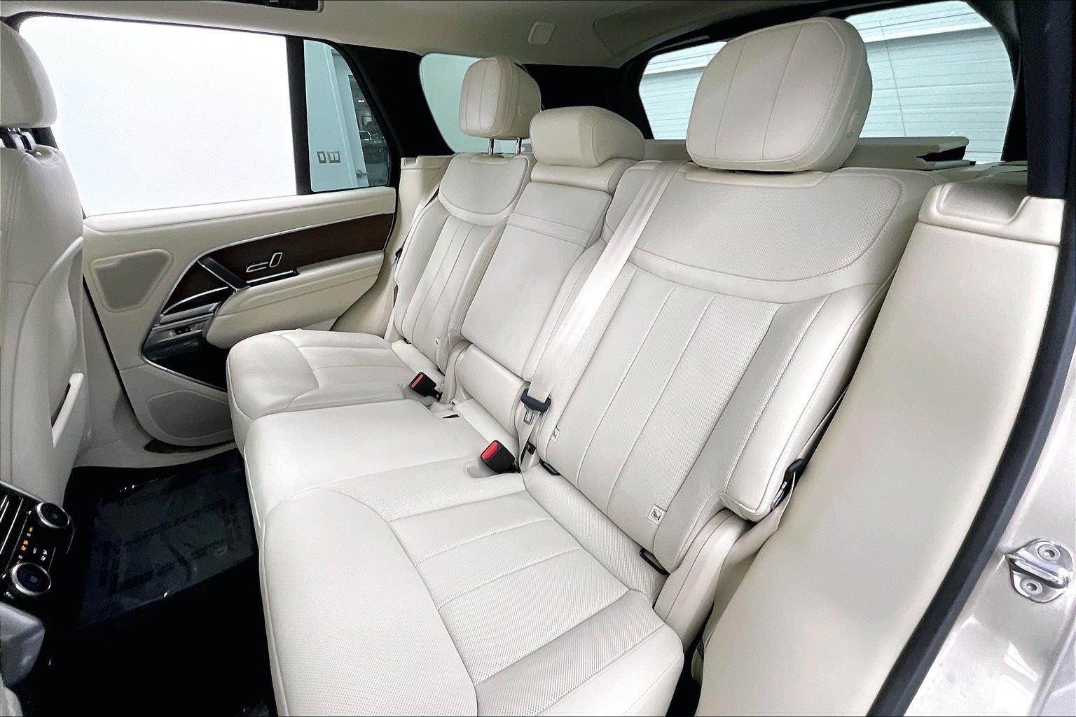 2025 Land Rover Range Rover SE photo 11