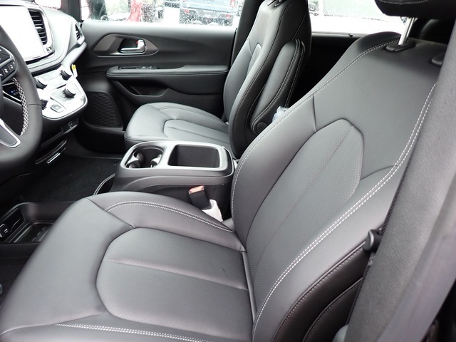 2026 Chrysler Pacifica photo 10