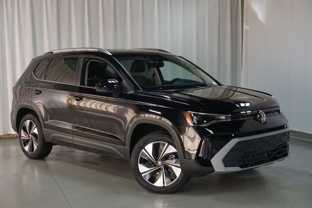 2025 Volkswagen Taos SE photo 3