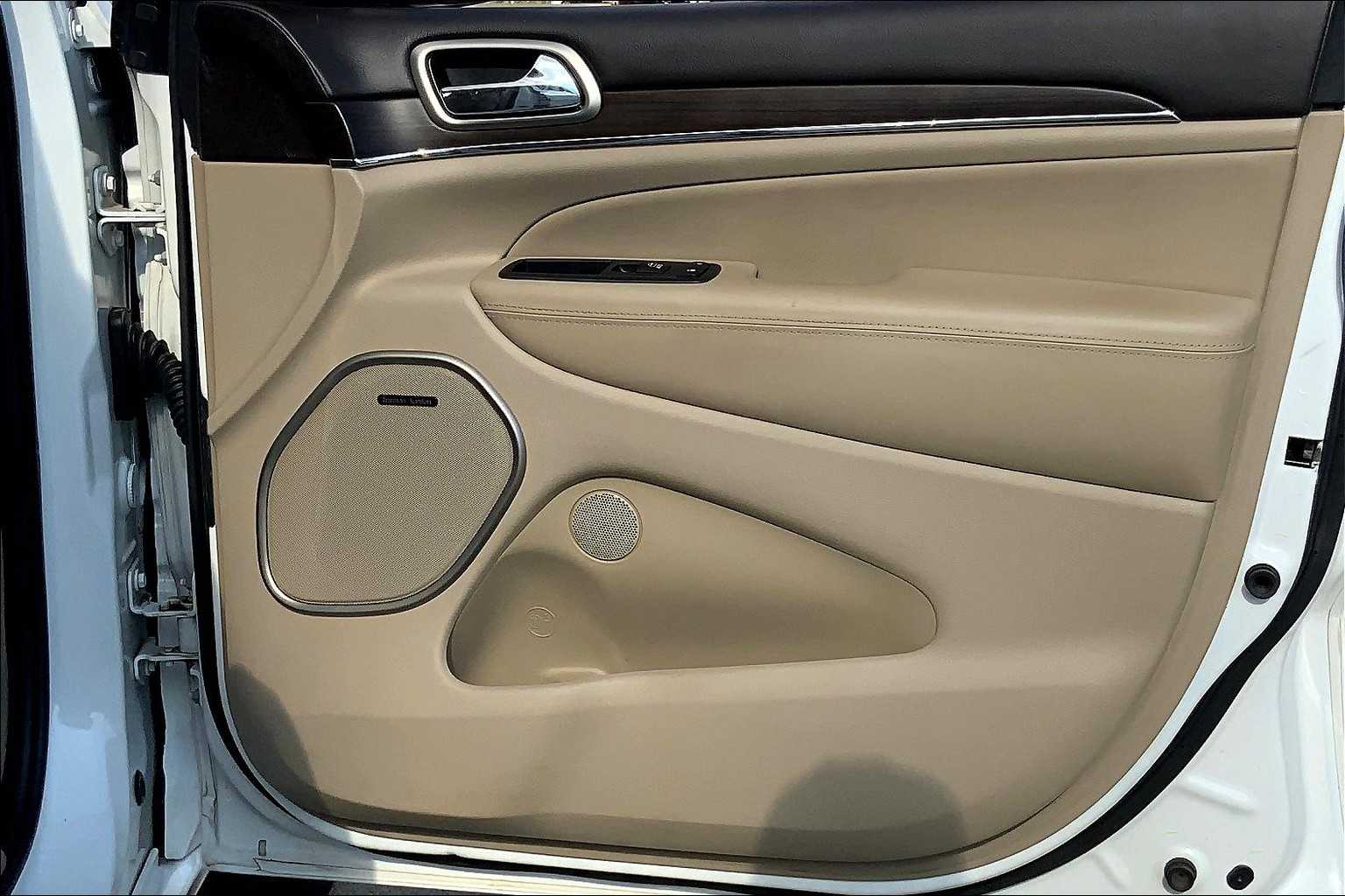 2015 Jeep Grand Cherokee Overland photo 18
