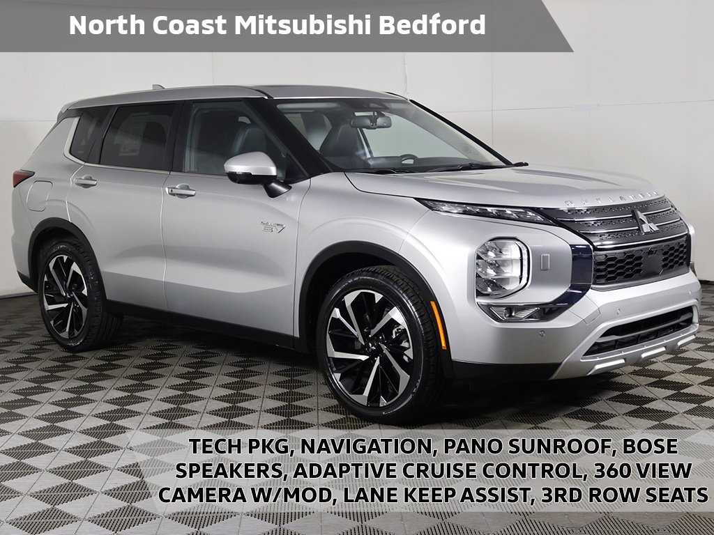 2024 Mitsubishi Outlander Plug-in Hybrid SE's photo