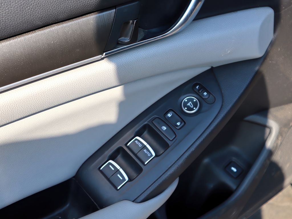 2019 Honda Accord LX 1.5T photo 11