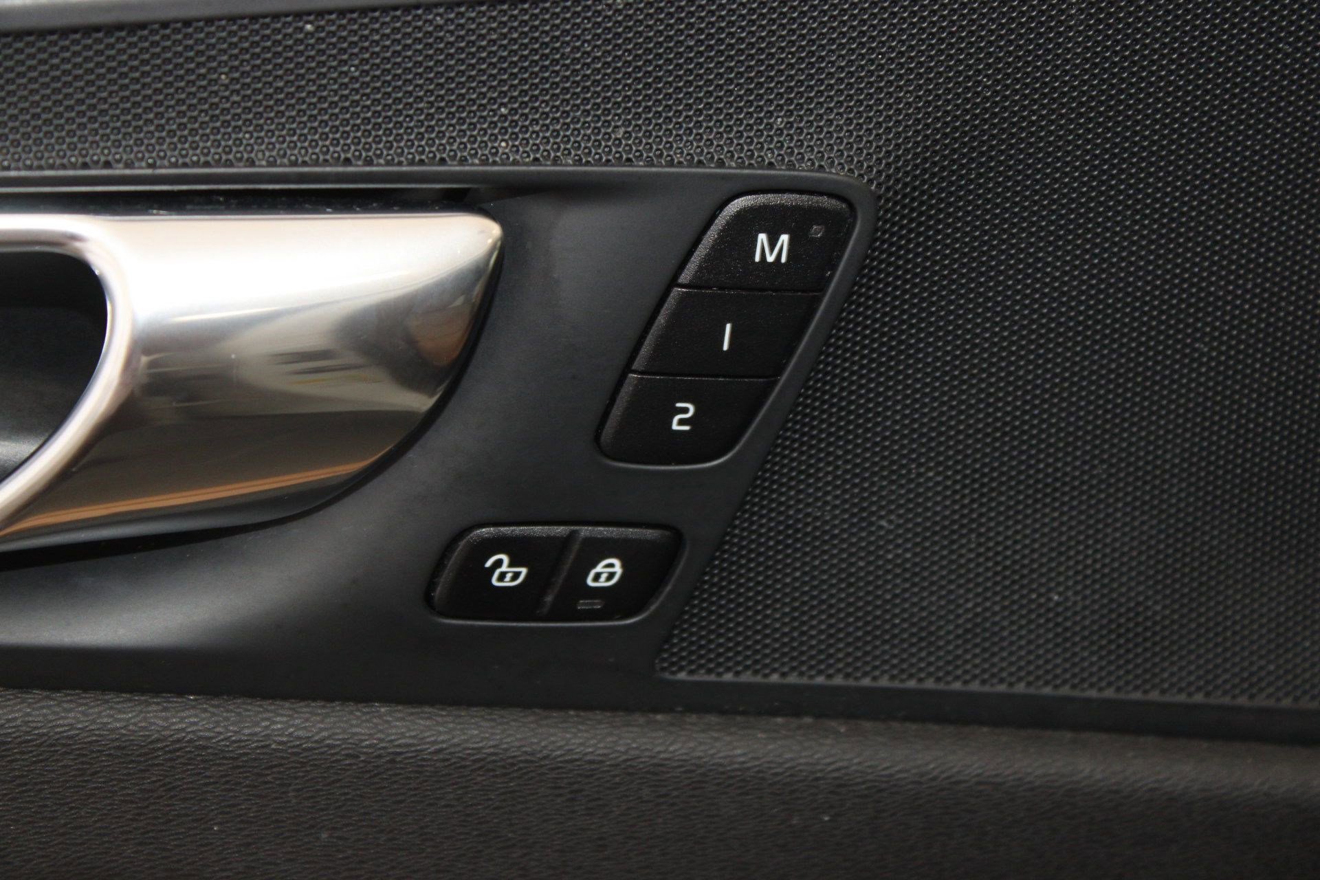 2020 Volvo XC60 T5 Momentum photo 11