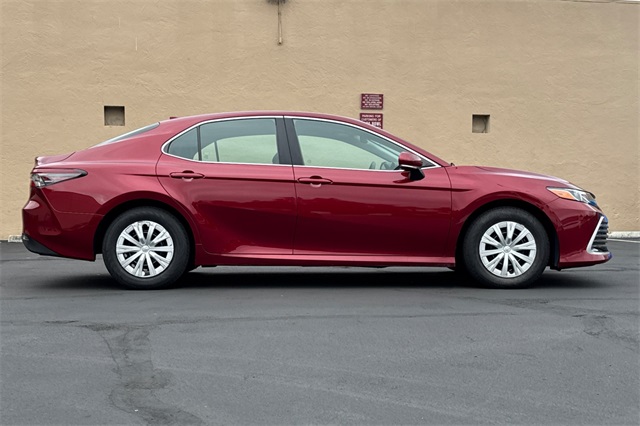 2022 Toyota Camry Hybrid LE photo 2