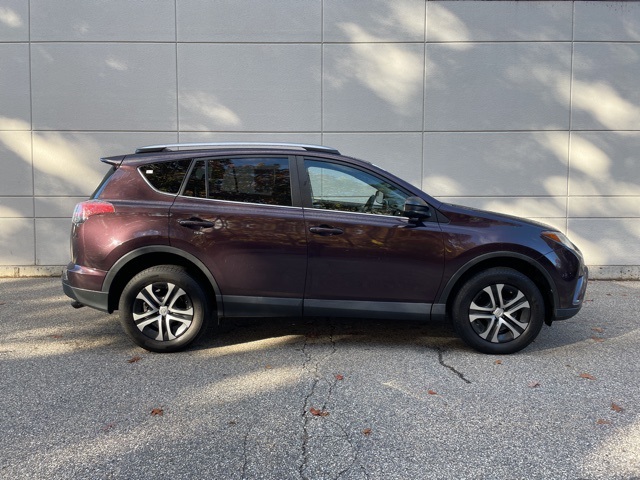 2017 Toyota RAV4 LE photo 3