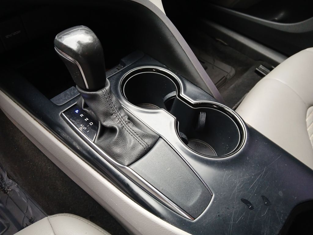 2020 Toyota Camry SE photo 22