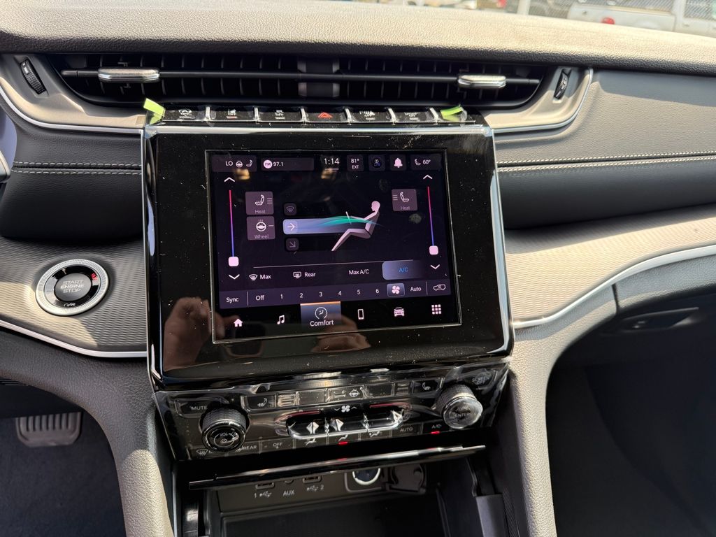 2025 Jeep Grand Cherokee Altitude photo 17