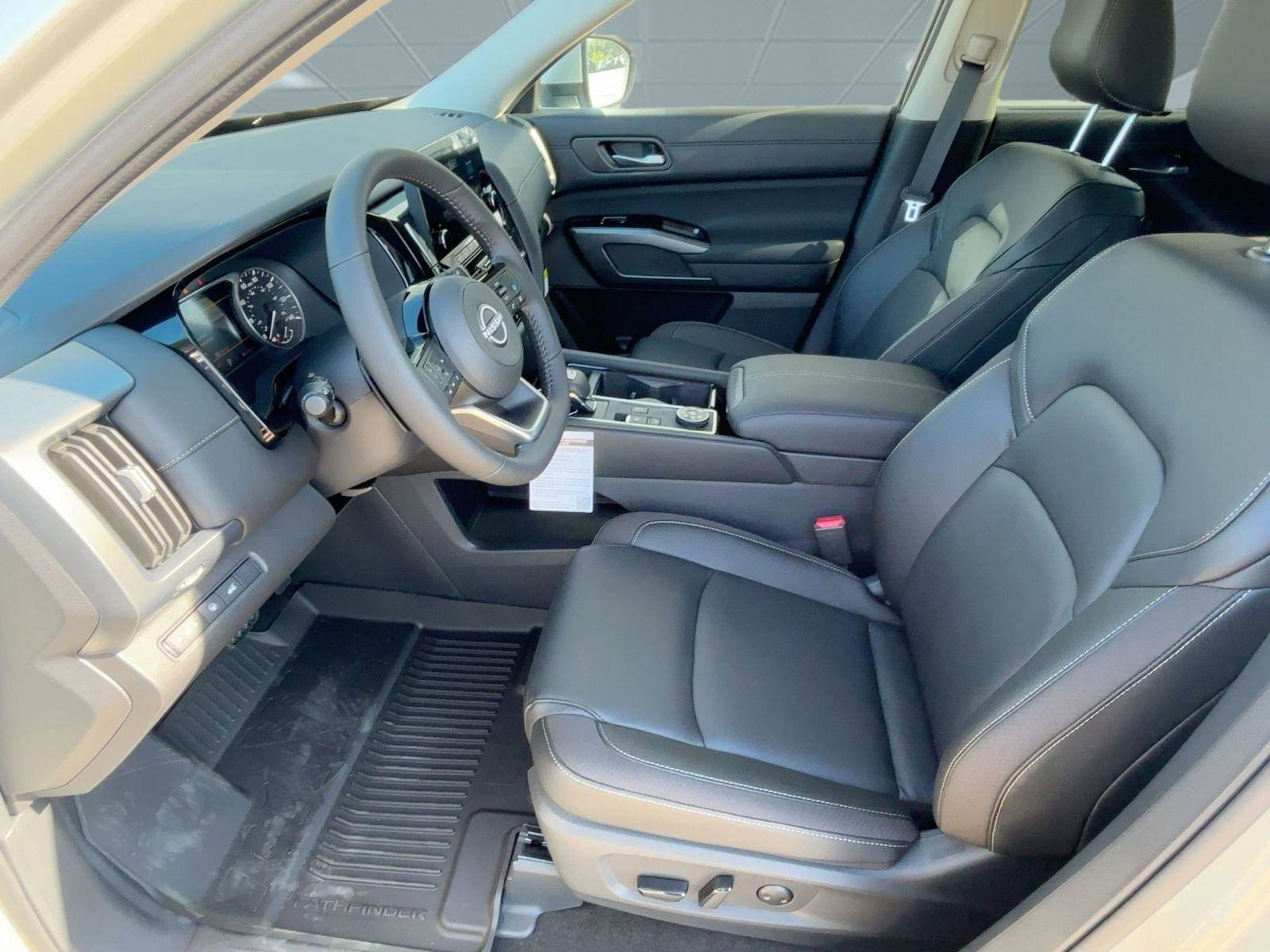 2025 Nissan Pathfinder SL photo 5