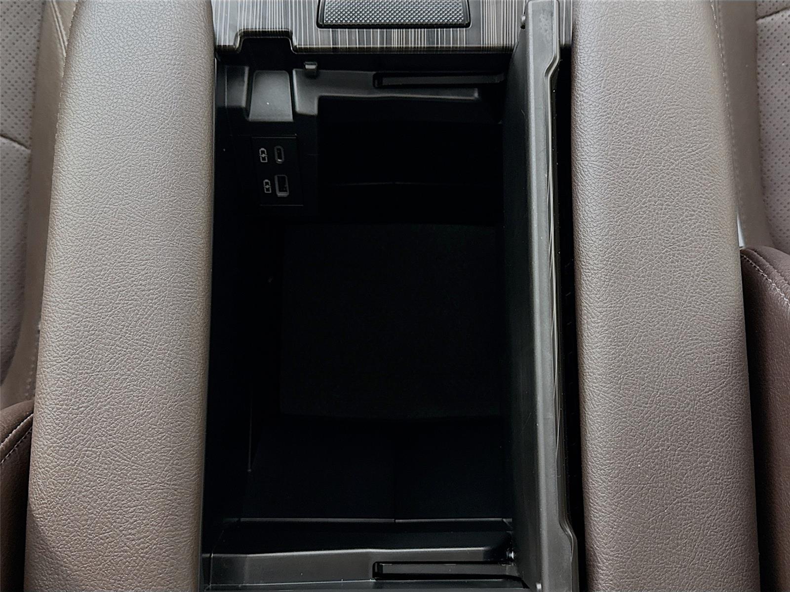 2023 Toyota Sienna Platinum photo 33
