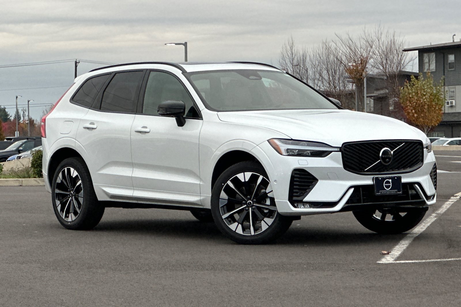 2026 Volvo XC60 Plus's photo