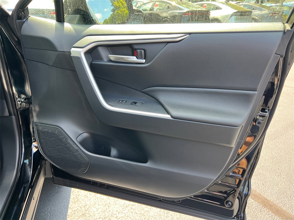 2025 Toyota RAV4 Hybrid XLE photo 14