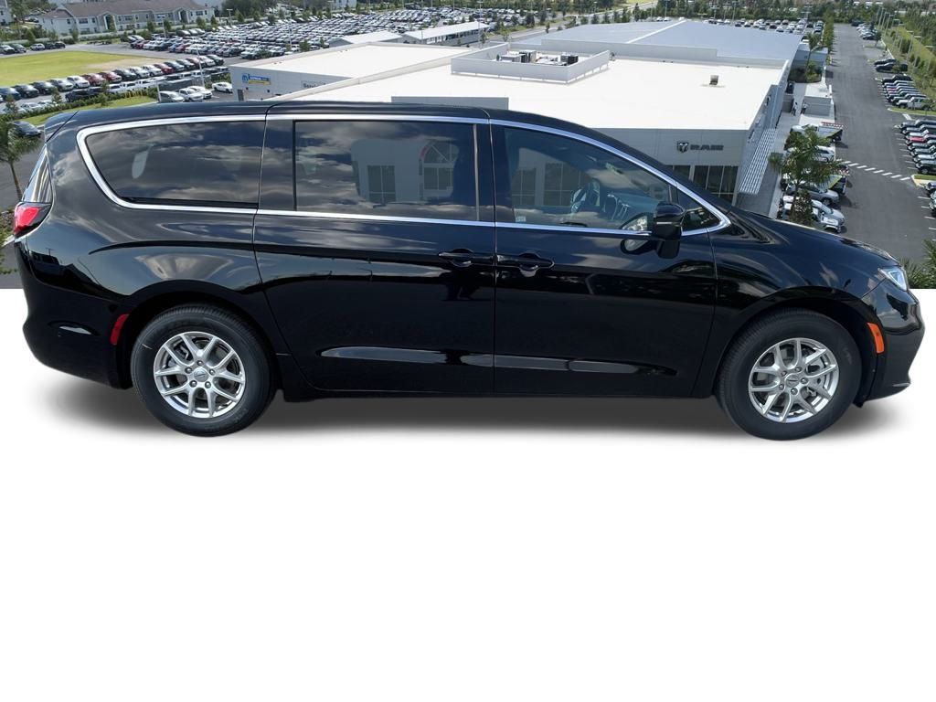 2025 Chrysler Pacifica photo 3