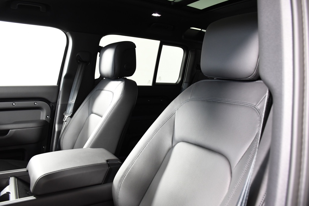 2025 Land Rover Defender 110 S photo 16