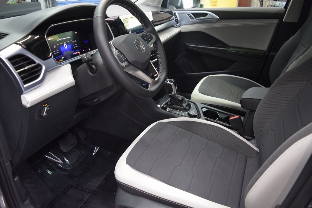 2025 Volkswagen Taos SE photo 3