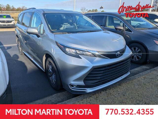 2024 Toyota Sienna XLE's photo