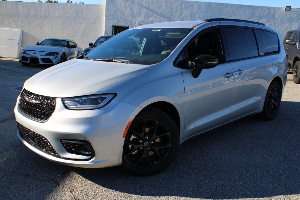 2026 Chrysler Pacifica Select's photo
