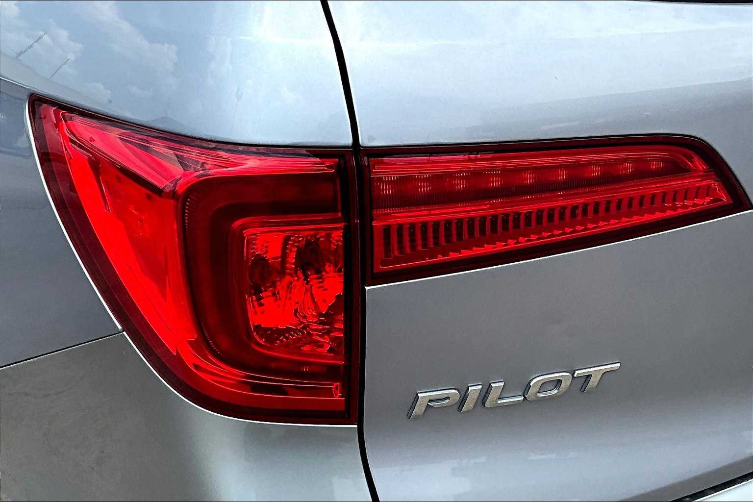 2018 Honda Pilot Touring photo 28