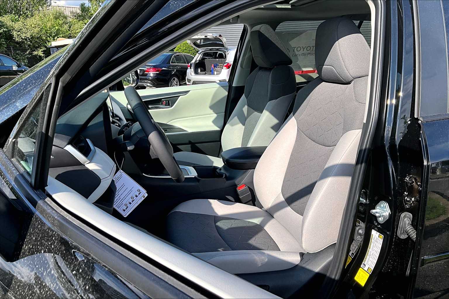 2025 Toyota RAV4 XLE photo 8