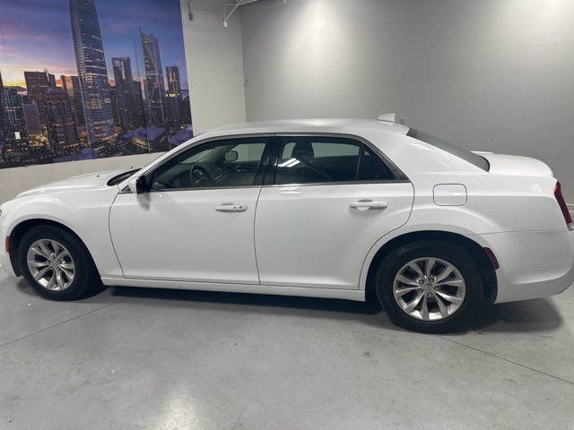 2023 Chrysler 300 Touring photo 3
