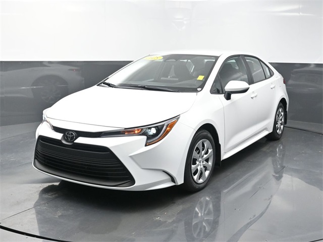 2025 Toyota Corolla LE's photo