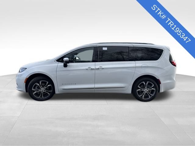 2026 Chrysler Pacifica Pinnacle photo 4