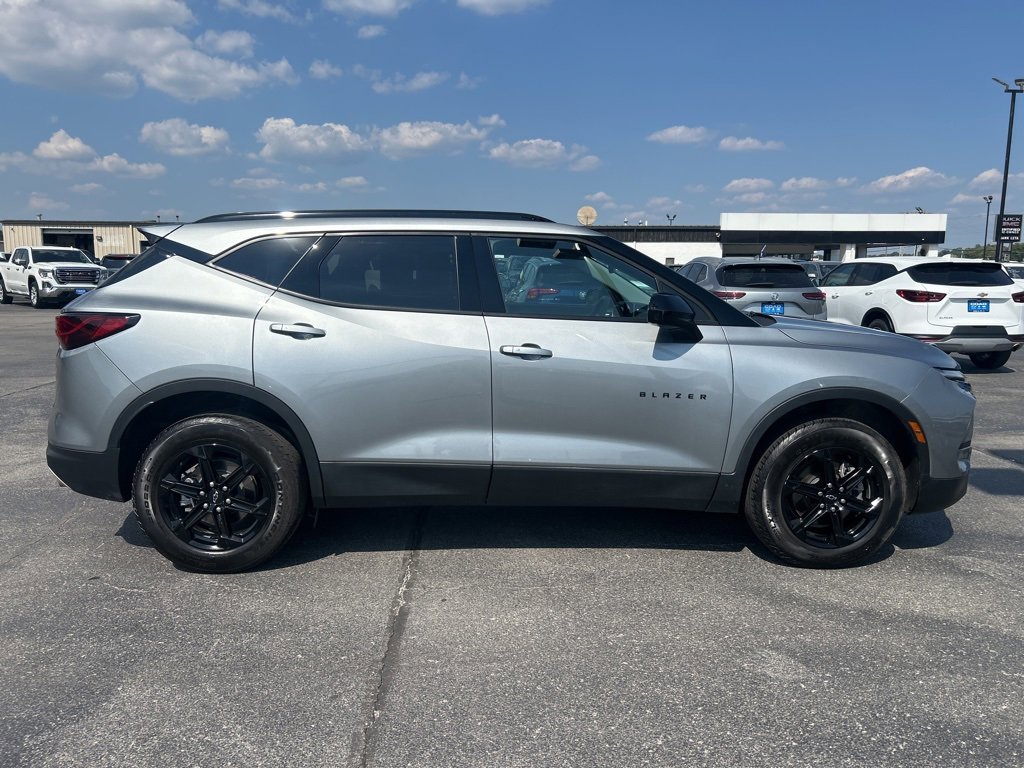 2023 Chevrolet Blazer 2LT photo 2