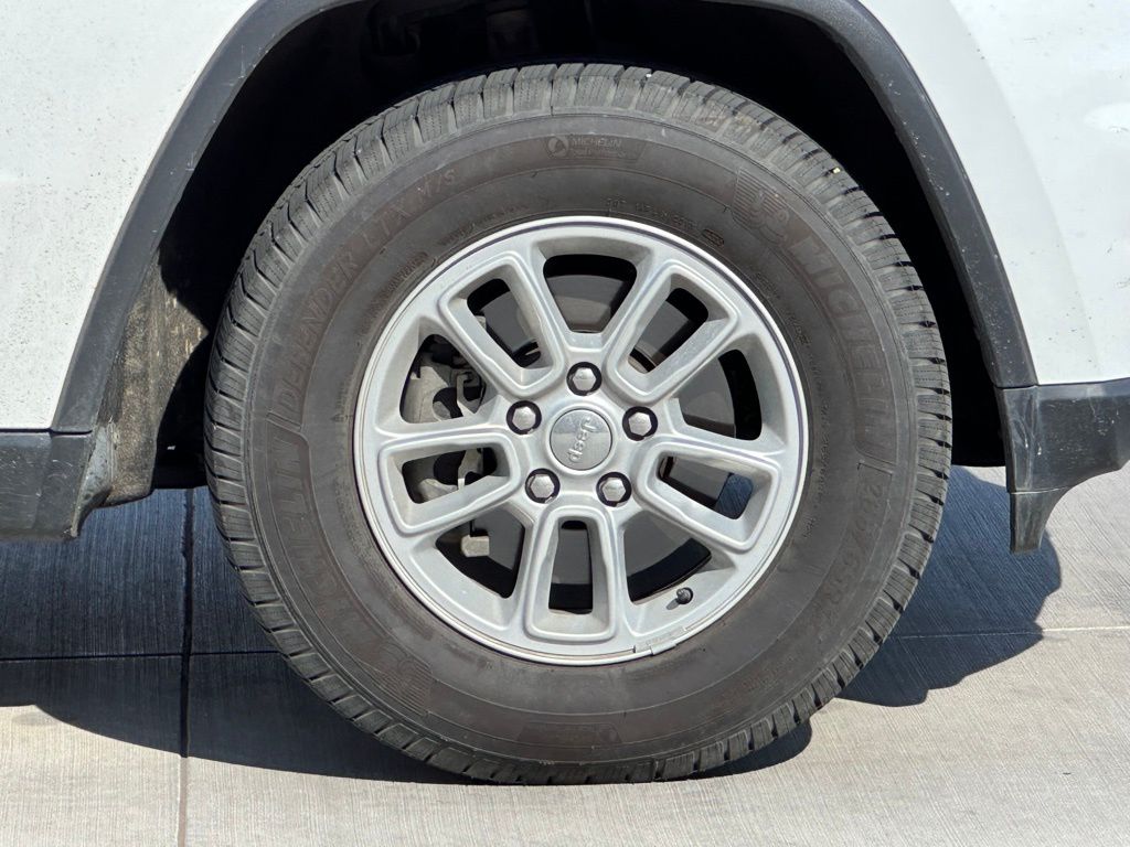 2019 Jeep Grand Cherokee Laredo E photo 3