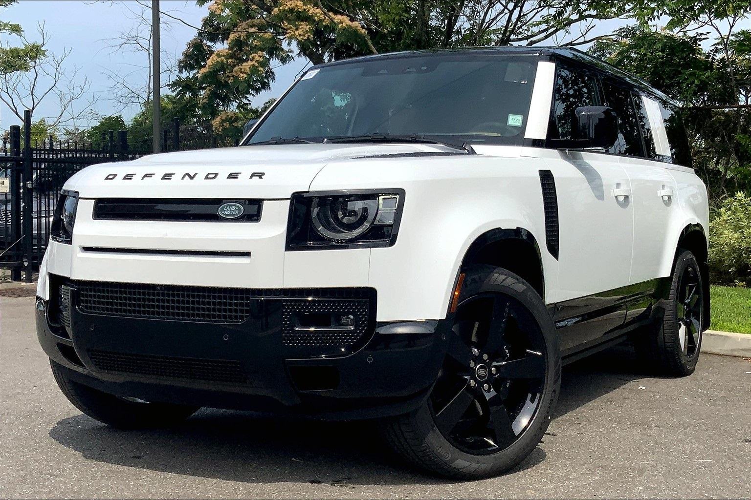 2025 Land Rover Defender V8's photo