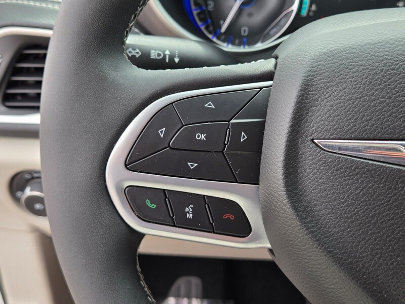 2022 Chrysler Pacifica Touring L photo 16