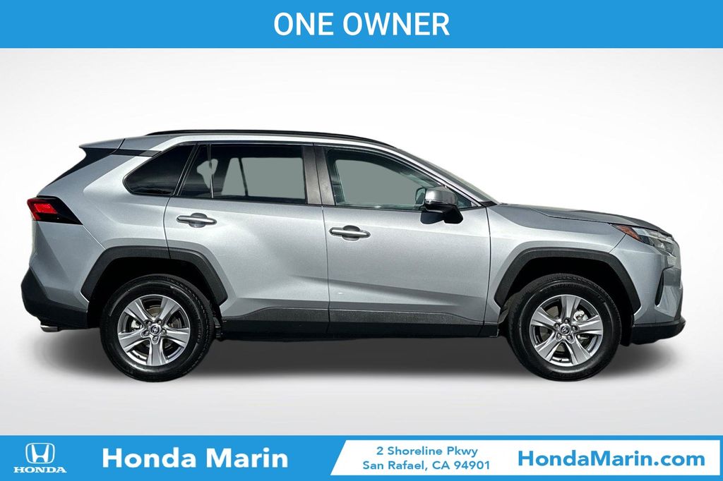 2024 Toyota RAV4 XLE photo 3