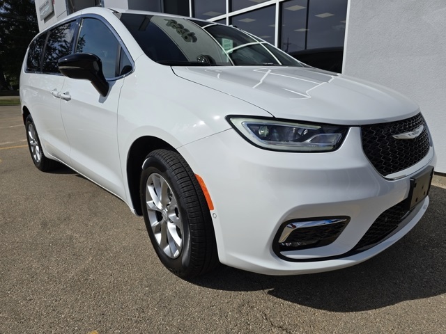 2026 Chrysler Pacifica Select's photo