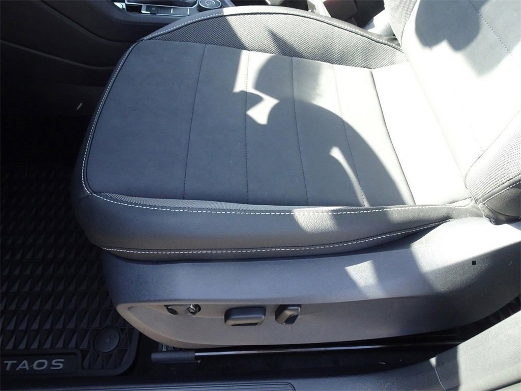 2024 Volkswagen Taos SE photo 9
