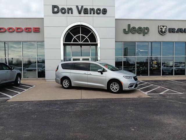 2023 Chrysler Pacifica Touring L's photo