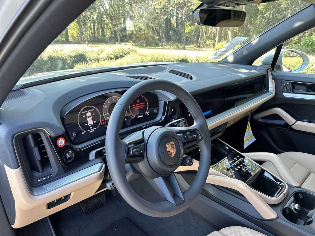 2025 Porsche Cayenne Base photo 12