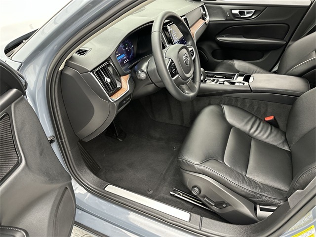 2023 Volvo S60 Recharge T8 Plus photo 2