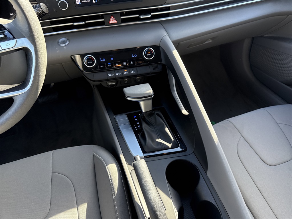 2023 Hyundai Elantra SEL photo 16