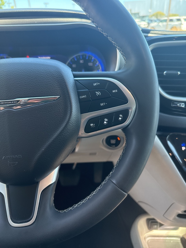 2023 Chrysler Pacifica Touring L photo 34
