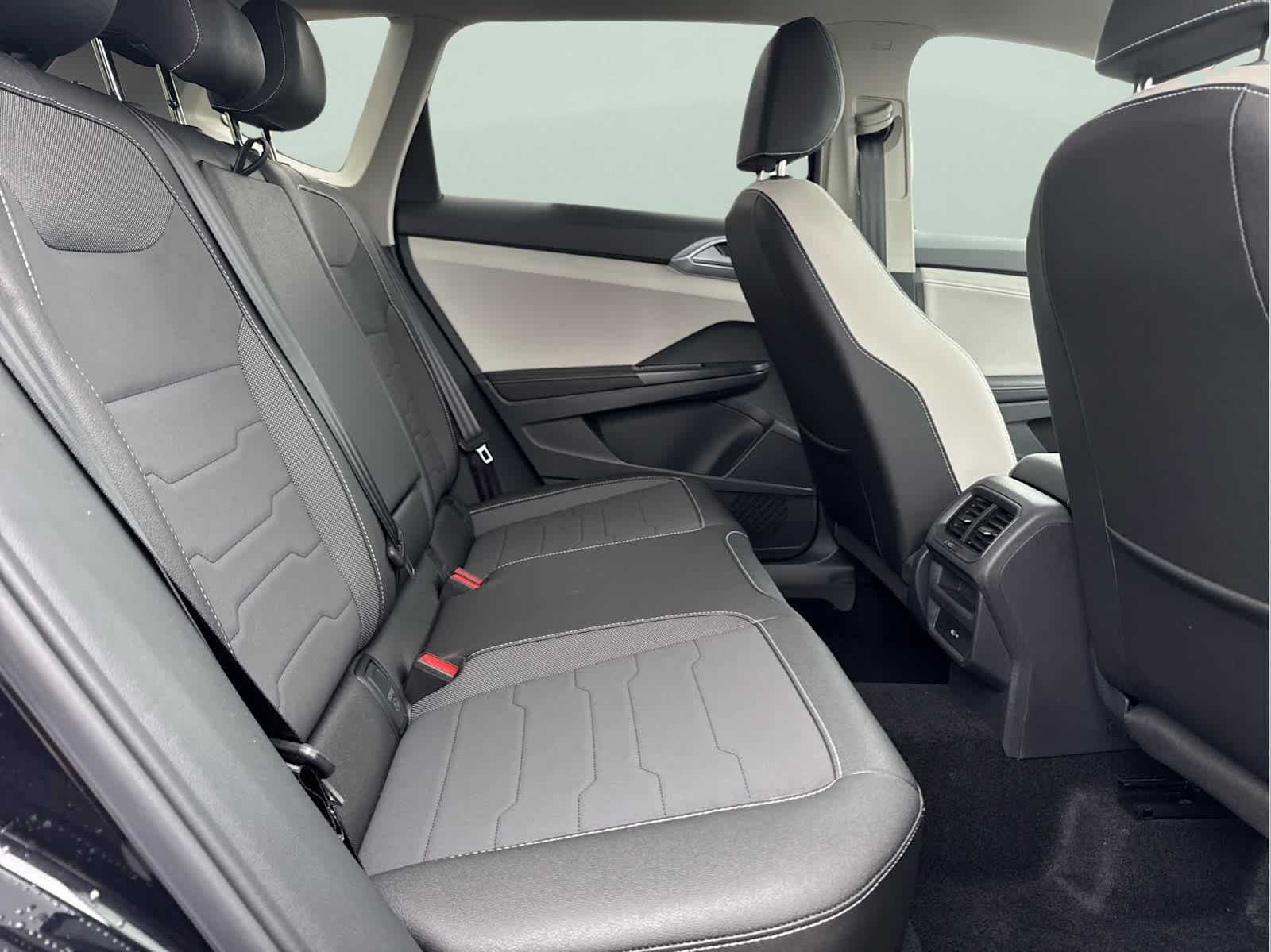 2025 Volkswagen Taos SE photo 33
