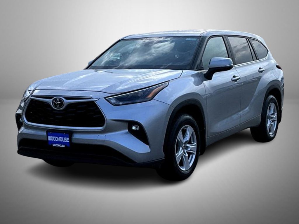 2024 Toyota Highlander LE's photo
