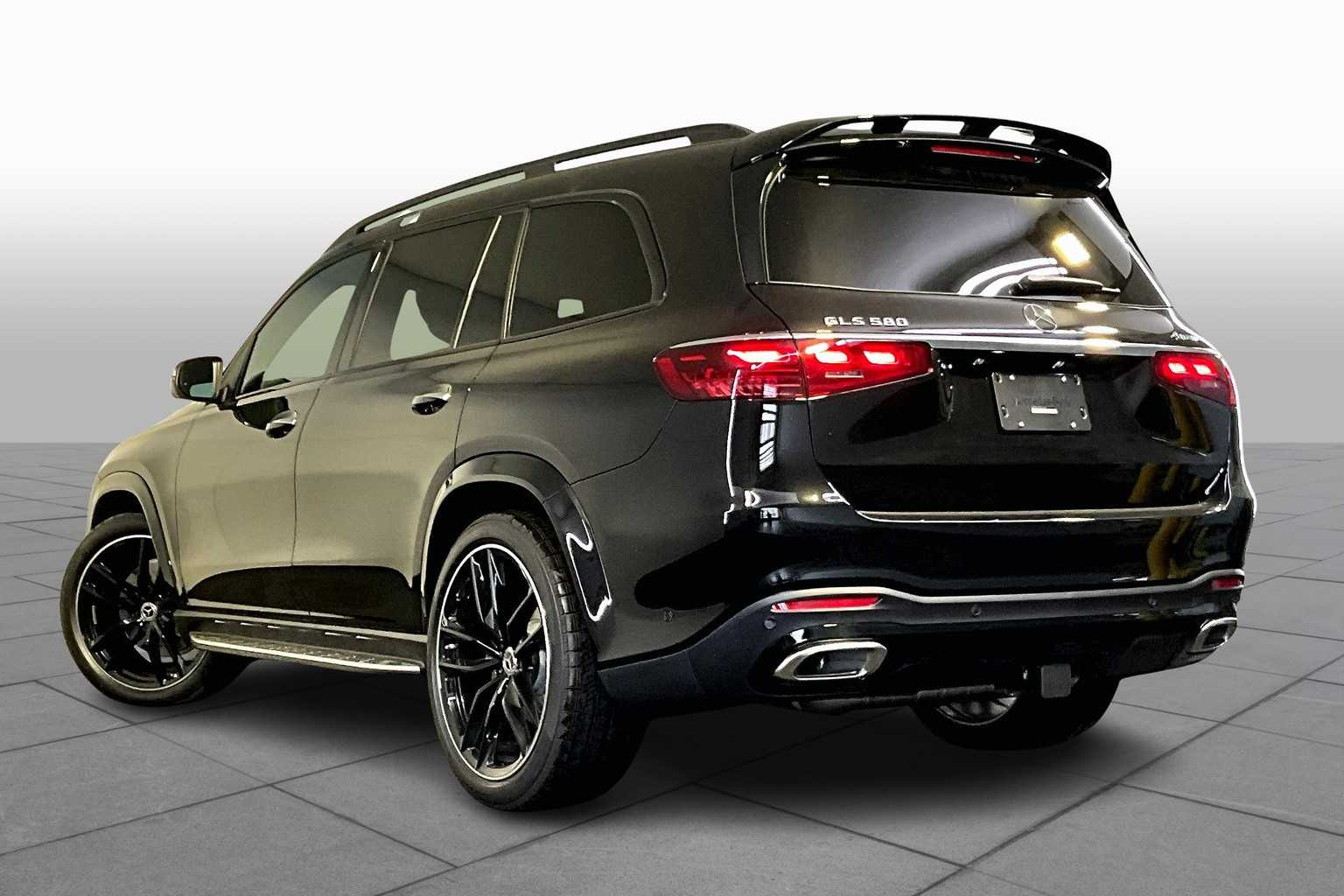 2026 Mercedes Benz GLS 580 4MATIC photo 3
