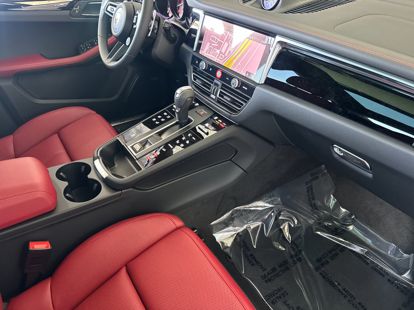 2025 Porsche Macan S photo 13