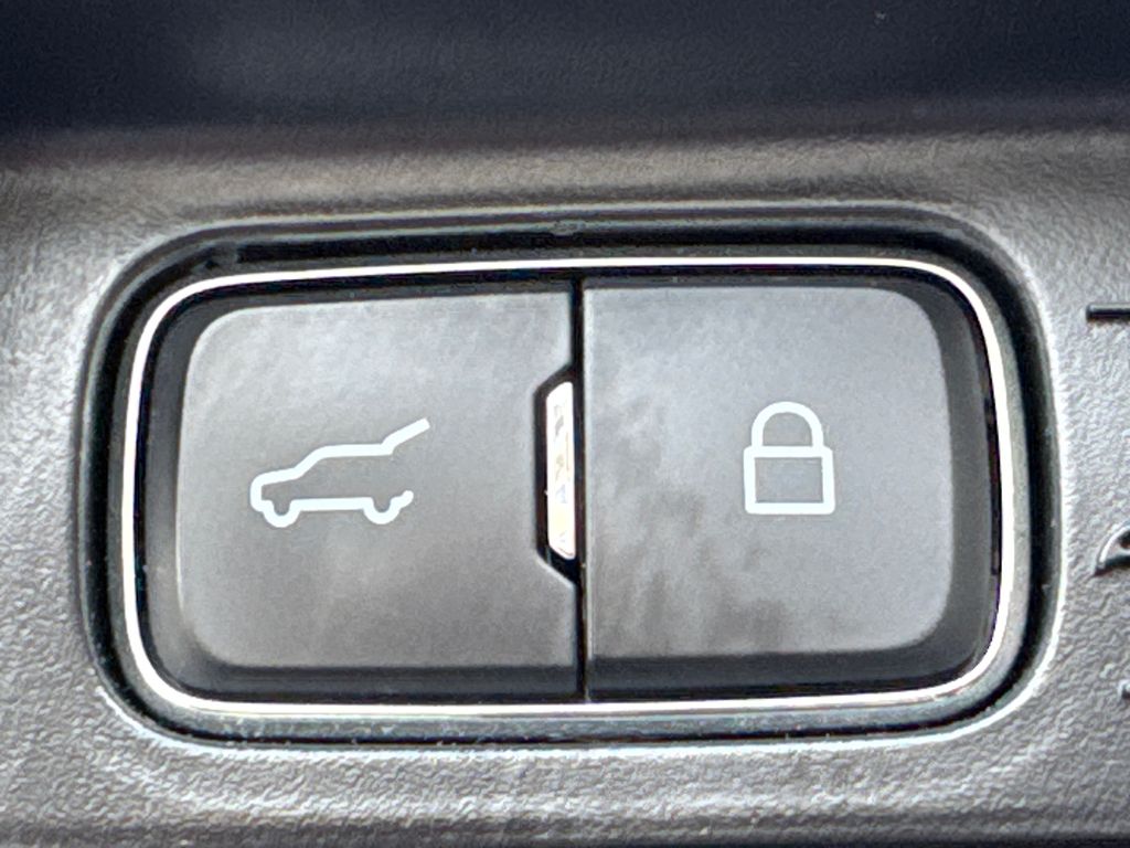 2021 Ford Explorer ST photo 17